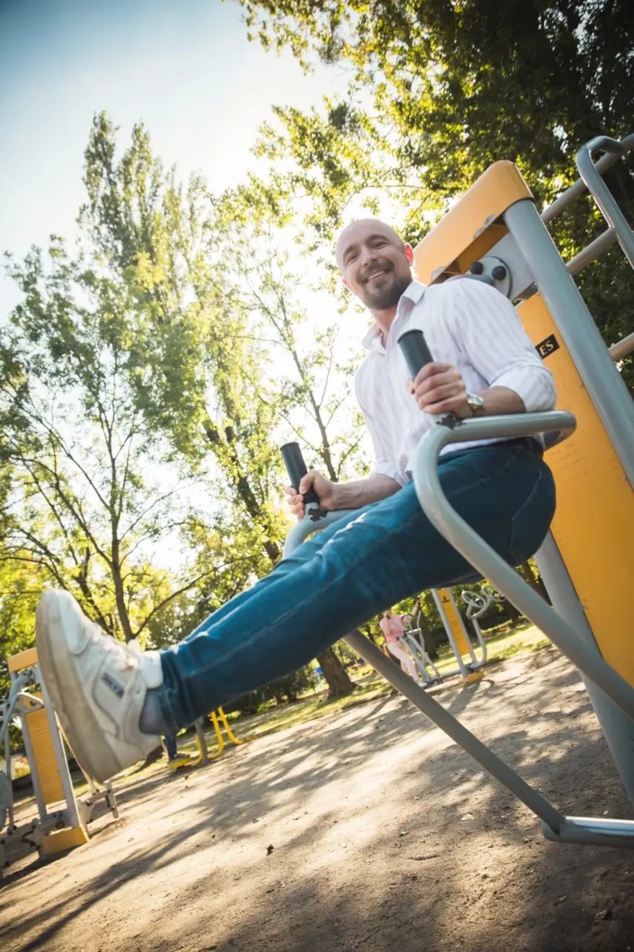 Dr Remigiusz Domin na&nbsp;spacerze w&nbsp;parku