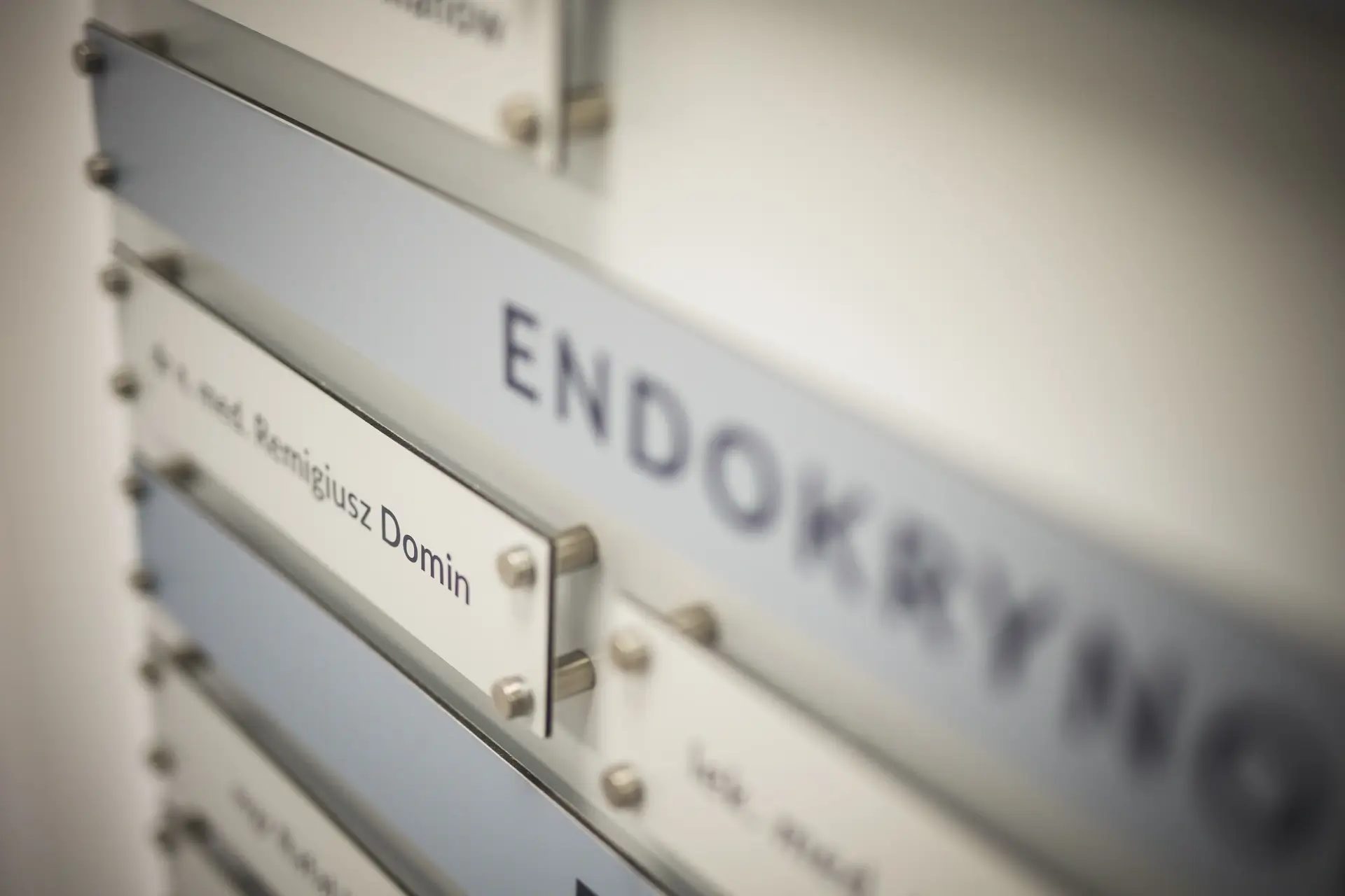 Tabliczka poradni endokrynologicznej z&nbsp;nazwiskiem dr. Remigiusza Domina