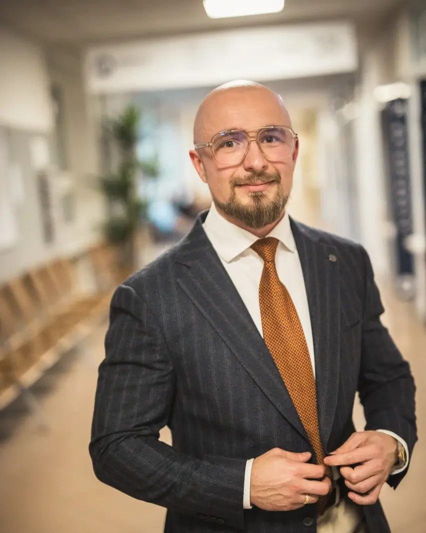Dr Remigiusz Domin na&nbsp;korytarzu kliniki