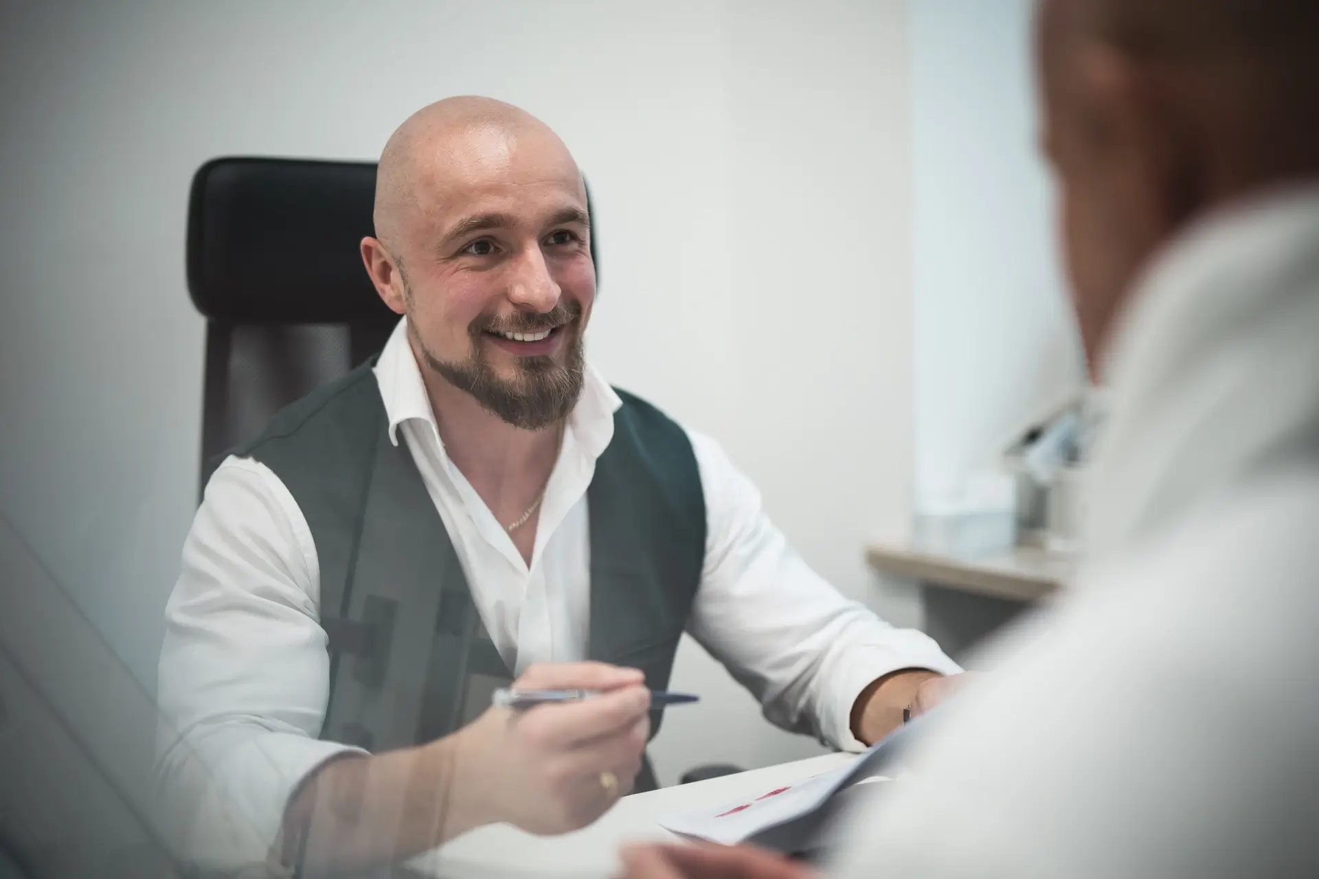 Dr Remigiusz Domin podczas pracy