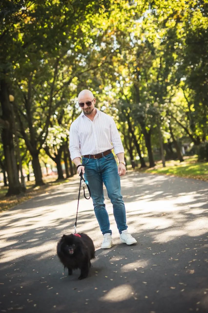 Dr Remigiusz Domin na&nbsp;spacerze w&nbsp;parku